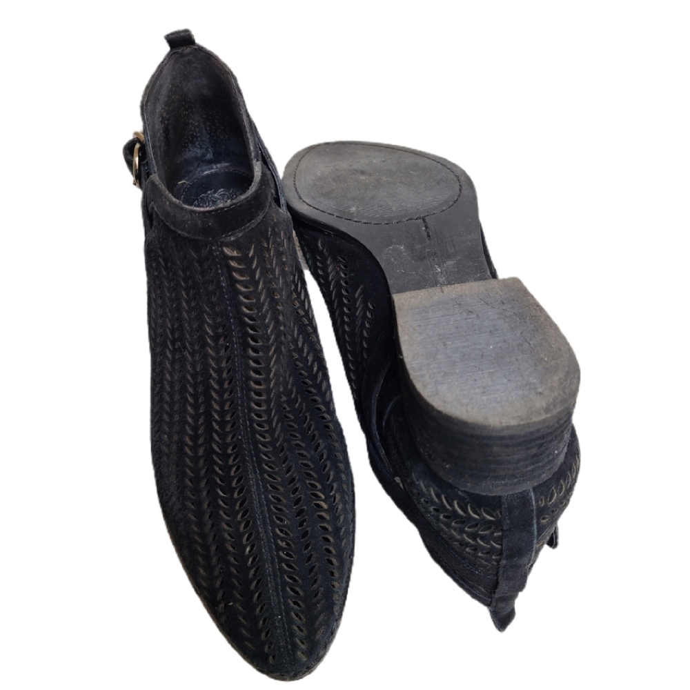 VINCE CAMUTO BLACK SUEDE PERFORATED ANKLE BOOTIES - Picture 7 of 8